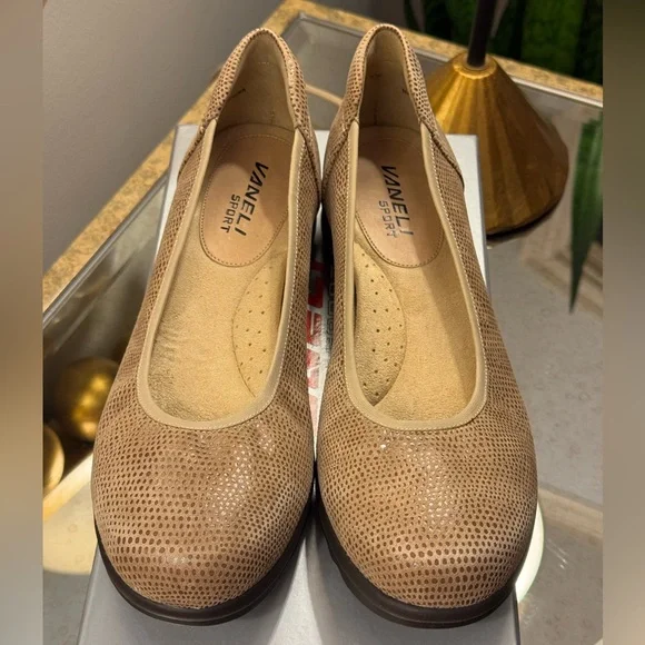 Vaneli Sport Donia Wedge Taupe
Glazed Sueded Leather - Picture 2 of 7